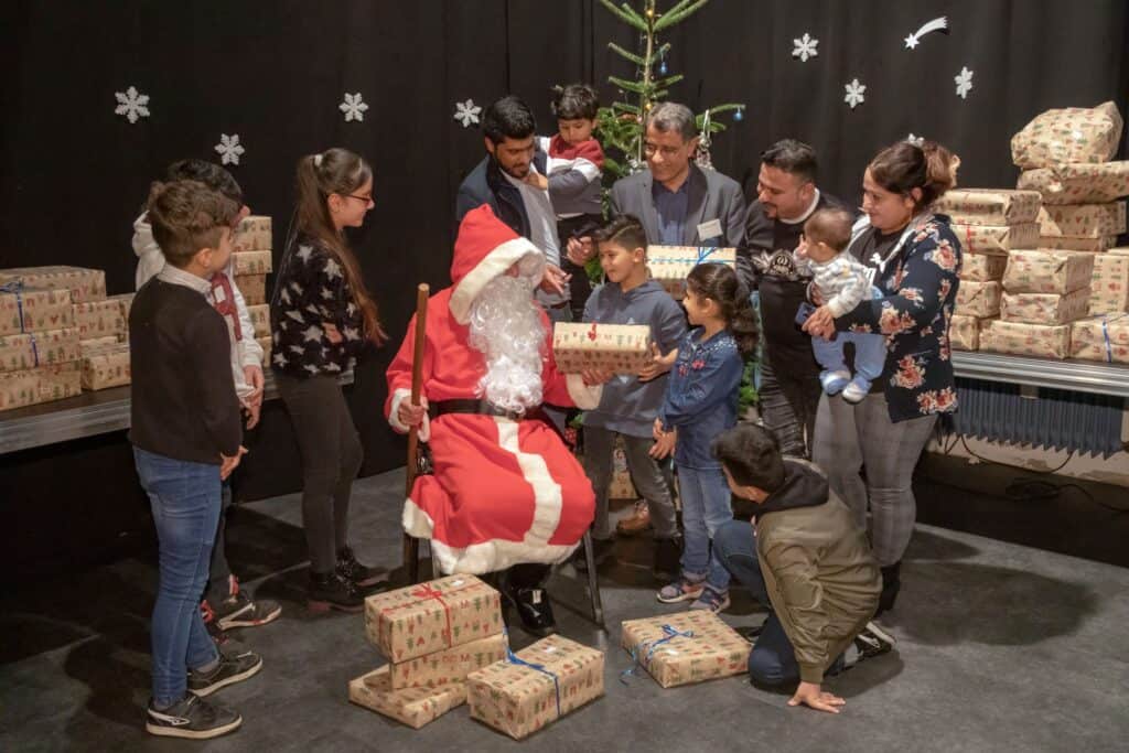 Leuchtende Kinderaugen bei IBIS e.V. 1 Geschenke werden verteilt