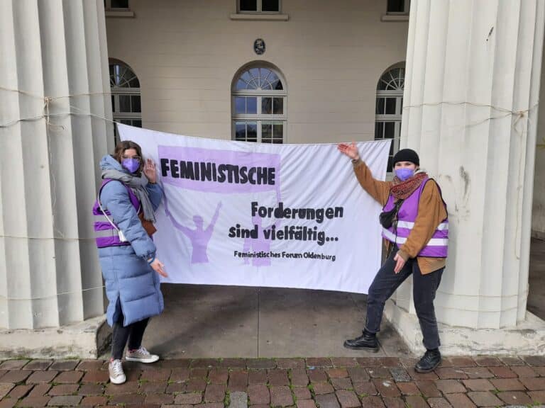 Archiv 15 Die bei Praktikantinnen von IBIS e.V. packen mit an.-Das Banner zum 08.März 2021 auf dem
